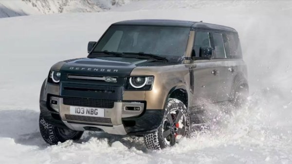 Да се ​​каже офроуд или Land Rover Defender е почти едно и също нещо, нали? Предлагат се три варианта: 90, 110 и 130, като всеки със собствени размери. 90 има три врати, елегантен и с несравним стил със своите завидни линии и пропорции. Той е дълъг 458 см, широк 200 см и висок 197 см, със само 297 литра багажно отделение, което може да се разшири до 1263. 110 е средата: 502 см дължина, с непроменени ширина и височина. 

Предлага се и със 7 места, бензин или мек хибриден дизел, има 786 литра капацитет в багажното отделение. 130 е за тези, които търсят вече комфорт, производителност и простор със своите 8 места и дължина до 536 см. 

Очевидно е пълно задвижване на всички модели, независимо от двигателя, а скоростната кутия е 8-степенна автоматична с еднакви редуктори. 

5,0-литровият бензинов V8 се предлага в три степени на мощност: 426, 500 и 525 коня. Внимание -  90 има спортни характеристики със своите 5,2 секунди за достигане от 0 до 100 км/ч и 240 км/ч максимална скорост. Plug-in хибридът използва 2.0 турбо бензинов двигател с общо 300 к.с. благодарение на електрическата част. Това означава 50 километра автономност в 100% електрически режим. 3.0 дизелът е с три степени на мощност: 200, 250 и 300 к.с. 

Списъкът по избор е почти безкраен, можете да го приспособите както сметнете за добре, затова няма да изпадаме в подробности за цените, тъй като тръгват от около 125 000 и минават 300 000 лева.
Но си струват парите с тези невероятни данни: пътен просвет от 291 mm, ъгъл на излизане от 40&deg; за 90 и 110. Отпред на електрониката откриваме усъвършенстваната Terrain Response, системата, която се намесва, за да оптимизира шофирането на Defender за различни видове терени. И накрая са рафинираните въздушни окачвания.
